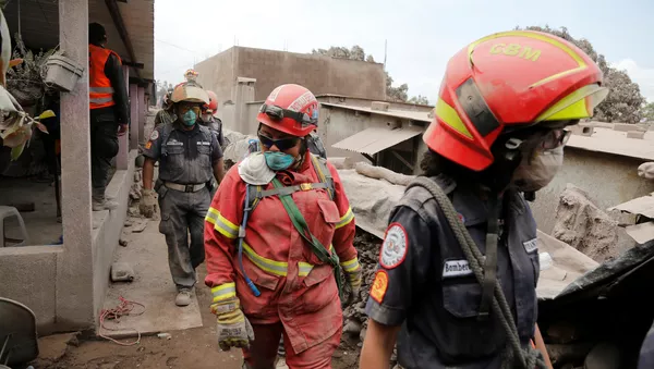 Rescatistas en un lugar afectado por la erupción del volcán de Fuego en San Juan Alotenango, Guatemala - Sputnik 日本