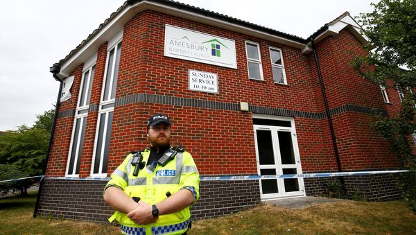 A police officer stands in front of Amesbury Baptist Church, which has been cordoned off after two people were hospitalised and police declared a 'major incident', in Amesbury, Wiltshire, Britain, July 4, 2018 - Sputnik 日本
