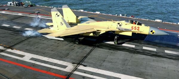 In this undated photo released by China's Xinhua News Agency, a carrier-borne J-15 fighter jet lands on China's first aircraft carrier, the Liaoning In this undated photo released by China's Xinhua News Agency, a carrier-borne J-15 fighter jet lands on China's first aircraft carrier, the Liaoning - Sputnik 日本