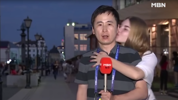 Журналиста из Южной Кореи, которого дважды поцеловали российские болельщицы - Sputnik 日本