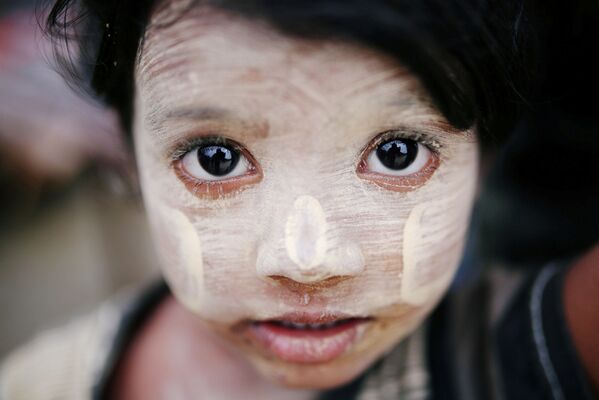 顔に天然の化粧品タナカを塗ったロヒンギャの子供。バングラデシュ - Sputnik 日本