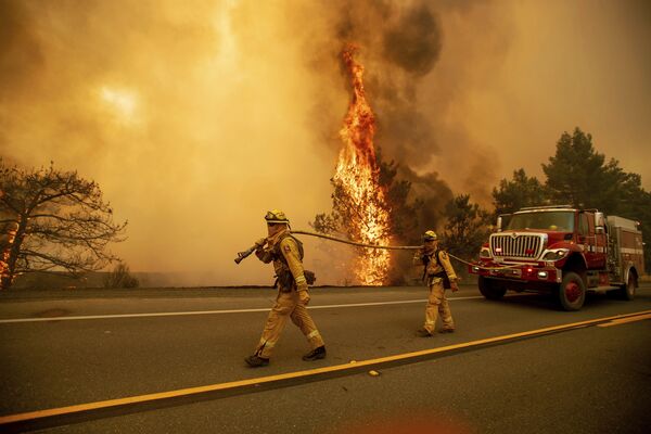 山火事の消火活動を行う消防士。カリフォルニア - Sputnik 日本