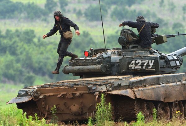 T-72戦車から降りる乗組員。ロシア - Sputnik 日本