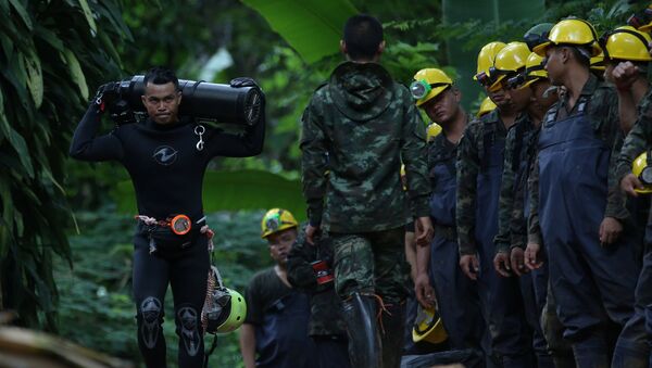 タイで洞窟に閉じ込められたサッカー少年たちの救出活動が始まる - Sputnik 日本