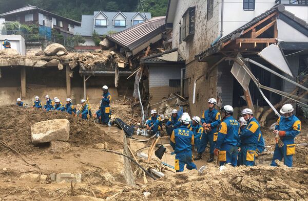 倒壊した住宅前の救助隊員たち。広島市 - Sputnik 日本