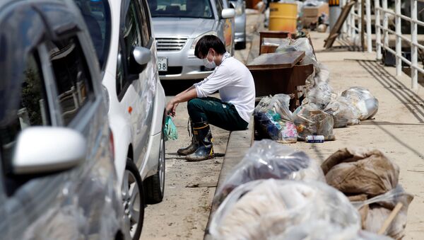 清掃作業の手を休めて一息つく住民。岡山県真備町 - Sputnik 日本