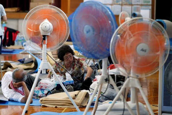 避難場所の学校で扇風機の風にあたる住民。岡山県真備町 - Sputnik 日本