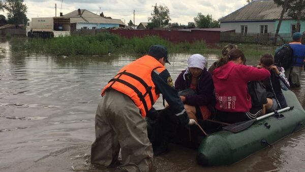 ロシアで洪水　救助隊の活動や住民の避難の様子が動画に収められる - Sputnik 日本