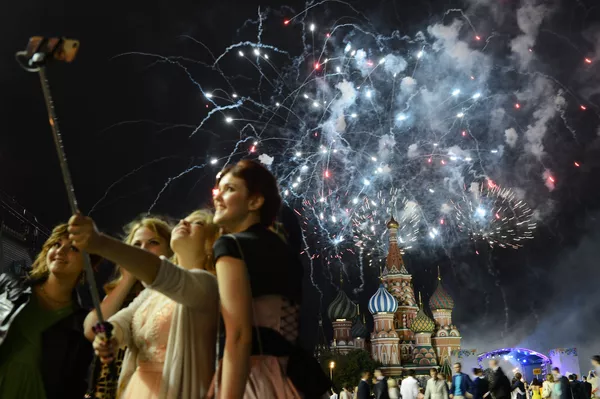 卒業を祝うロシアの卒業生 卒業を祝うロシアの卒業生 - Sputnik 日本