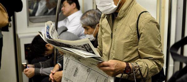 新聞を読んでいる男性 - Sputnik 日本