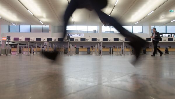 Закрытые стойки регистрации в Венском международном аэропорту, Австрия. Архивное фото - Sputnik 日本