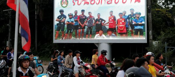 タイの洞窟でコーチがサッカー少年に平静を保つために瞑想を教える - Sputnik 日本