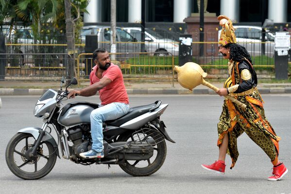 インド神話の冥界の神ヤマに扮した人とバイク。インド警察が企画した交通安全週間で。インド - Sputnik 日本