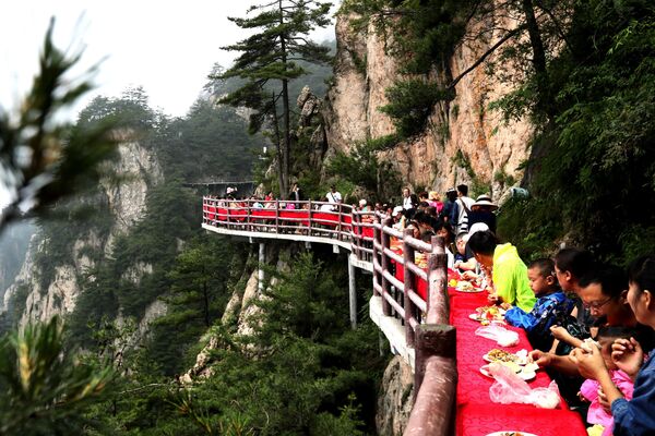 標高２０００メートルで食事を楽しむ観光客。中国の老君山 - Sputnik 日本