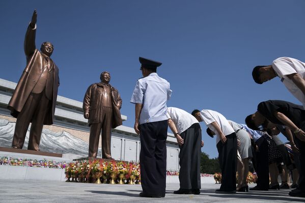 金日成主席の命日を前に、北朝鮮にある「建国の父」金日成主席や故金正日総書記の像に向かい深々と頭を下げる市民 - Sputnik 日本