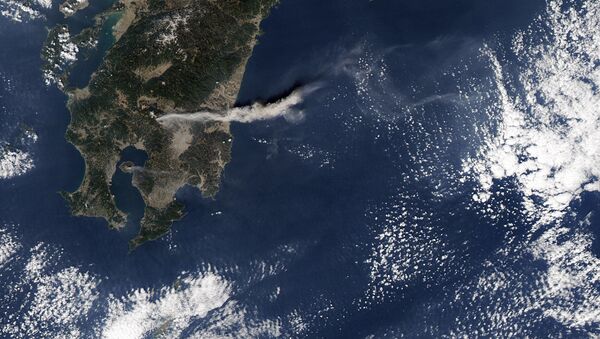 На снимке видно большое облако пепла от извержения японского вулкана Симмоэ и небольшая активность вулкана Сакурадзима южнее, 3 февраля 2010 года - Sputnik 日本