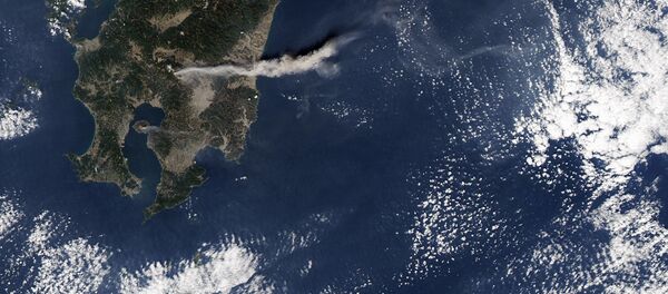 На снимке видно большое облако пепла от извержения японского вулкана Симмоэ и небольшая активность вулкана Сакурадзима южнее, 3 февраля 2010 года - Sputnik 日本