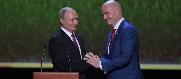 Президент России Владимир Путин и президент ФИФА Джанни Инфантино  во время гала-концерта звёзд мировой оперы в Большом театре - Sputnik 日本
