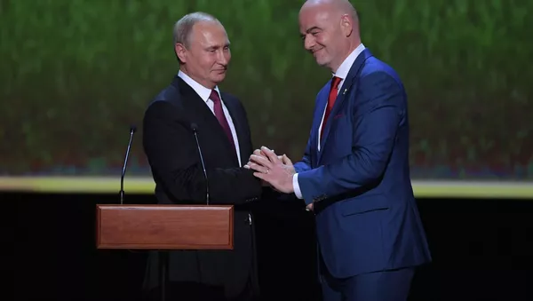 Президент России Владимир Путин и президент ФИФА Джанни Инфантино  во время гала-концерта звёзд мировой оперы в Большом театре - Sputnik 日本