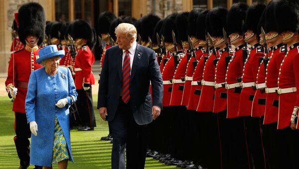 Британская королева Елизавета II и президент США Дональд Трамп на смотре почетного караула во время торжественной церемонии в Виндзорском замке в Виндзоре - Sputnik 日本