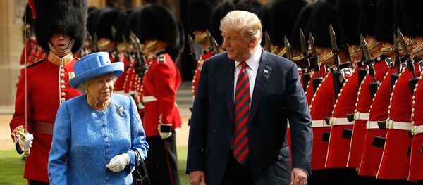 Британская королева Елизавета II и президент США Дональд Трамп на смотре почетного караула во время торжественной церемонии в Виндзорском замке в Виндзоре Британская королева Елизавета II и президент США Дональд Трамп на смотре почетного караула во время торжественной церемонии в Виндзорском замке в Виндзоре - Sputnik 日本