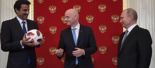 Эмир государства Катар шейх Тамим бен Хамад Аль Тани, президент FIFA Джанни Инфантино и президент России Владимир Путин на церемонии символической передачи Катару полномочий на проведение чемпионата мира по футболу FIFA 2022 года Эмир государства Катар шейх Тамим бен Хамад Аль Тани, президент FIFA Джанни Инфантино и президент России Владимир Путин на церемонии символической передачи Катару полномочий на проведение чемпионата мира по футболу FIFA 2022 года - Sputnik 日本