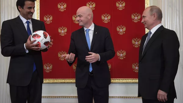 Эмир государства Катар шейх Тамим бен Хамад Аль Тани, президент FIFA Джанни Инфантино и президент России Владимир Путин на церемонии символической передачи Катару полномочий на проведение чемпионата мира по футболу FIFA 2022 года - Sputnik 日本