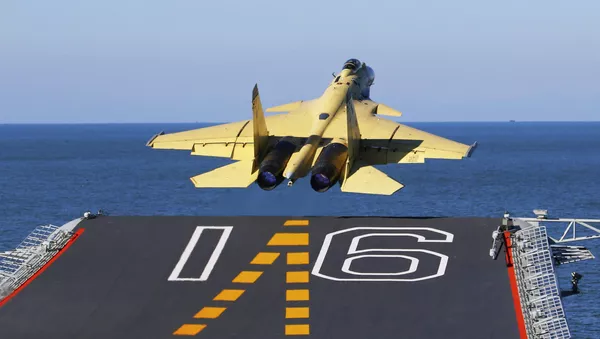 Ein J-15 Kampfjet am Deck des chinesischen Flugzeugträgers Liaoning