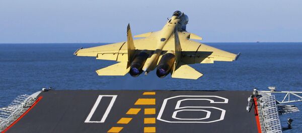Ein J-15 Kampfjet am Deck des chinesischen Flugzeugträgers Liaoning Ein J-15 Kampfjet am Deck des chinesischen Flugzeugträgers Liaoning - Sputnik 日本