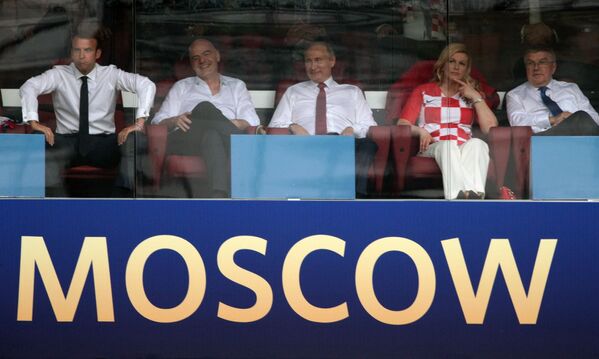 プーチン大統領、マクロン仏大統領、ＦＩＦＡのインファンティノ会長、国際オリンピック委員会のバッハ会長、クロアチアのグラバル＝キタロヴィッチ大統領が決勝戦を観戦している - Sputnik 日本