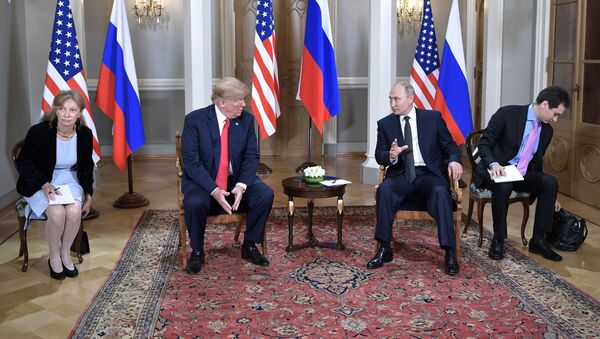Президент РФ Владимир Путин и президент США Дональд Трамп (второй слева) во время встречи в президентском дворце в Хельсинки - Sputnik 日本