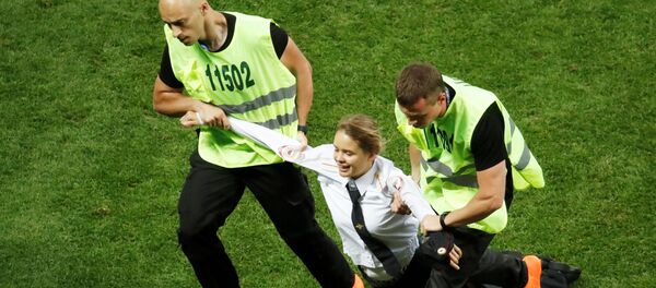 Охрана задерживает активистку Pussy Riot во время финального матча чемпионата мира по футболу между сборными Франции и Хорватии - Sputnik 日本