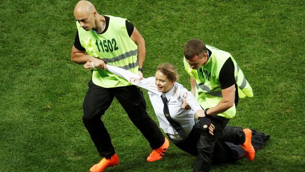 Охрана задерживает активистку Pussy Riot во время финального матча чемпионата мира по футболу между сборными Франции и Хорватии - Sputnik 日本