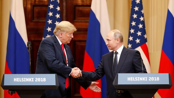 U.S. President Donald Trump and Russian President Vladimir Putin shake hands as they hold a joint news conference after their meeting in Helsinki, Finland July 16, 2018 - Sputnik 日本