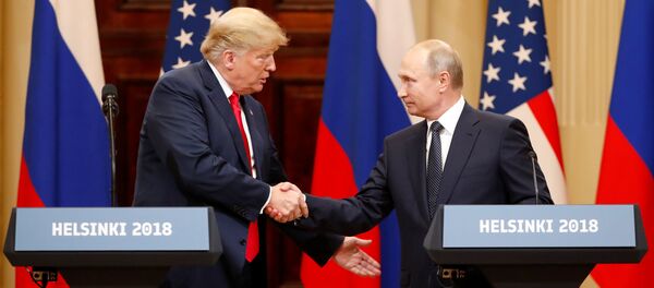 U.S. President Donald Trump and Russian President Vladimir Putin shake hands as they hold a joint news conference after their meeting in Helsinki, Finland July 16, 2018 - Sputnik 日本