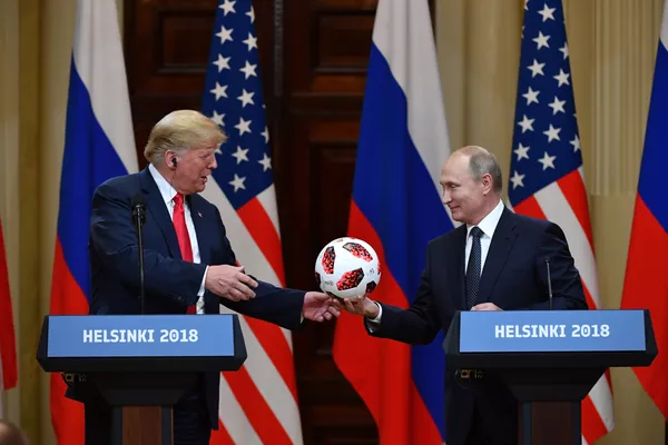 プーチン大統領がトランプ大統領にサッカーボールを贈答 シリア問題におけるイニシアチブを信用して米国側に引き渡し、さらに2026年には米国がワールドカップの開催国になることを象徴して プーチン大統領がトランプ大統領にサッカーボールを贈答 シリア問題におけるイニシアチブを信用して米国側に引き渡し、さらに2026年には米国がワールドカップの開催国になることを象徴して - Sputnik 日本