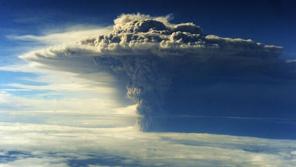 カムチャツカのカリムスキー火山　海抜５０００メートルの高さまで噴煙を吹き上げる - Sputnik 日本