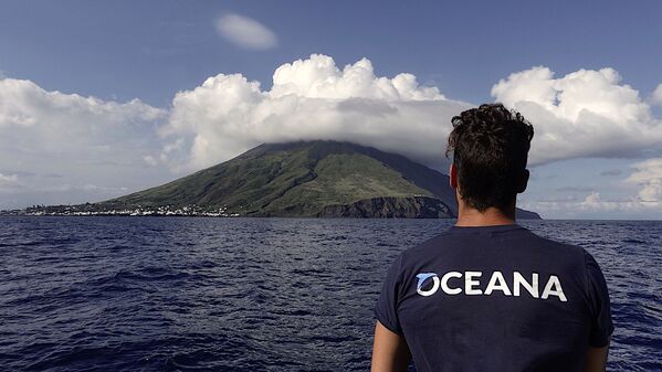 伊ストロンボリ島の火山を眺める船乗り - Sputnik 日本
