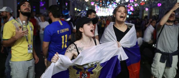 Болельщики сборной России радуются победе в матче группового этапа чемпионата мира по футболу между сборными России и Египта на Никольской улице в Москвеи Болельщики сборной России радуются победе в матче группового этапа чемпионата мира по футболу между сборными России и Египта на Никольской улице в Москвеи - Sputnik 日本