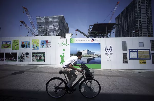 東京での2020年の五輪に向け建設されている有明アリーナの前を、自転車で通り過ぎる人 東京での2020年の五輪に向け建設されている有明アリーナの前を、自転車で通り過ぎる人 - Sputnik 日本