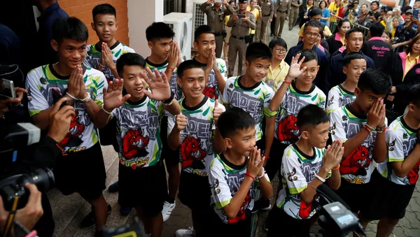 タイ洞窟のサッカー少年