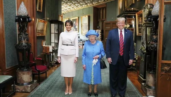 「意味深なブローチ」　エリザベス女王がトランプ氏に物申したかったことは？