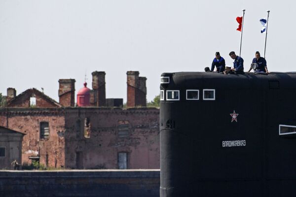 潜水艦「ウラジアフカス」の甲板に立つ船乗り　クロンシュタットでの訓練風景 - Sputnik 日本