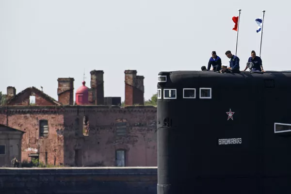 潜水艦「ウラジアフカス」の甲板に立つ船乗り クロンシュタットでの訓練風景 潜水艦「ウラジアフカス」の甲板に立つ船乗り クロンシュタットでの訓練風景 - Sputnik 日本