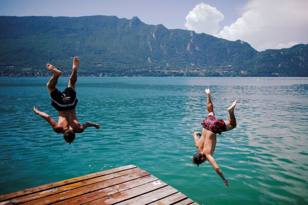 若者が湖にジャンプ　仏、ブルジェ湖 - Sputnik 日本