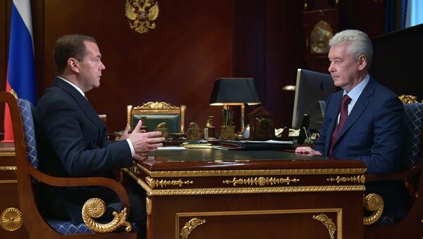 ロシアのメドベージェフ首相がモスクワのソビャニン市長を祝福 - Sputnik 日本