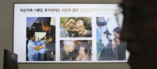 Фотографии семей из Южной и Северной Кореи в момент воссоединения Фотографии семей из Южной и Северной Кореи в момент воссоединения - Sputnik 日本