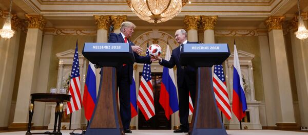 プーチン氏がトランプ氏に贈ったボールには信号送信チップ＝ブルームバーグ - Sputnik 日本