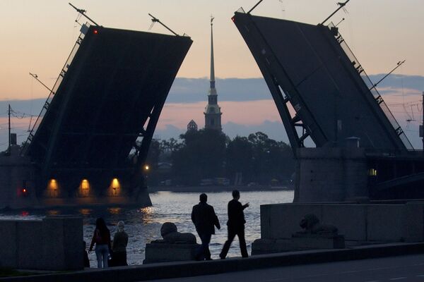 サンクトペテルブルク　ネヴァ川岸を散策する人々　午前３時 - Sputnik 日本
