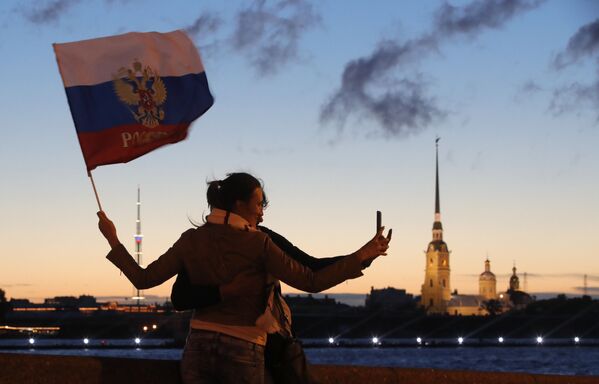 ロシアの国旗と写真を撮る女性たち　深夜１時 - Sputnik 日本